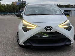 Weiß Gebraucht 2021 Toyota Aygo Kleinwagen | 8.200 € (Superpreis)