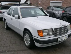 Weiß Gebraucht 1993 Mercedes E220 Limousine | 5.990 €