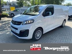 Weiss Gebraucht 2023 Opel Vivaro-e Combi Van | 31.990 € (Etwas zu teuer)