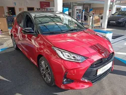 Karminarot / dach schwarz Neu 2025 Toyota Yaris Hybrid Plus Kleinwagen | 30.290 € (Fairer Preis)