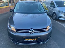 Grau Gebraucht 2010 VW Touran Highline Van / Kleinbus | 8.900 € (Fairer Preis)