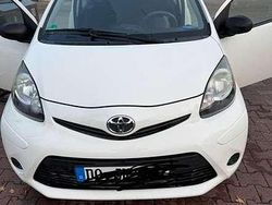 Weiß Gebraucht 2013 Toyota Aygo Kleinwagen | 3.150 € (Guter Preis)