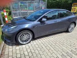 Grau Gebraucht 2022 Tesla Model 3 Standard Range Plus Limousine | 27.900 € (Fairer Preis)