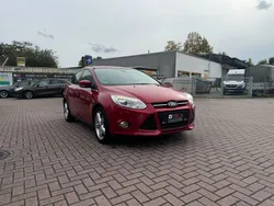 Candyrot metallic Gebraucht 2013 Ford Focus Titanium Limousine | 6.450 € (Fairer Preis)