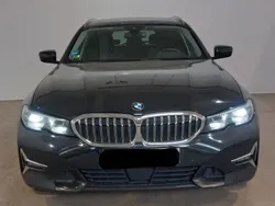 Black sapphire metallic Gebraucht 2022 BMW 320 Luxury Line Kombi | 23.997 € (Guter Preis)