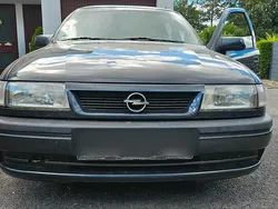 Grau Gebraucht 1995 Opel Vectra Limousine | 2.750 €