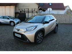 Beige Gebraucht 2023 Toyota Aygo Play Kleinwagen | 16.999 € (Etwas zu teuer)