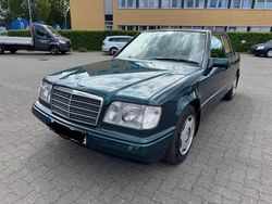 Grün Gebraucht 1995 Mercedes E250 Limousine | 6.490 €