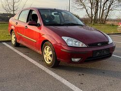 Rot Gebraucht 2001 Ford Focus Trend Limousine | 1.400 € (Fairer Preis)