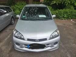 Silber Gebraucht 2004 Daihatsu YRV Van / Kleinbus | 1.550 €