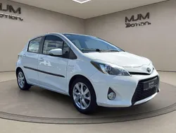 Weiß Gebraucht 2012 Toyota Yaris Hybrid Club Limousine | 8.999 € (Fairer Preis)