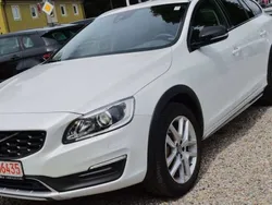 Crystal white pearl / metallic Gebraucht 2017 Volvo V60 CC Pro Kombi | 18.950 € (Fairer Preis)