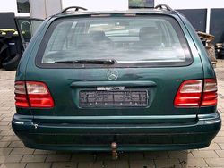 Grün Gebraucht 2000 Mercedes E220 Elegance Kombi | 1.190 €