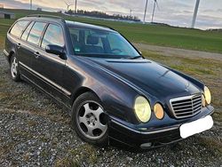 Violet Gebraucht 2001 Mercedes E240 Kombi | 1.500 €