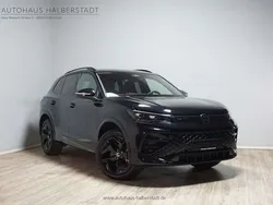 Schwarz schwarz (deep black perleffek) metallic Gebraucht 2024 VW Tiguan R-line SUV | 46.490 €
