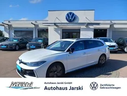 Weiß Gebraucht 2024 VW Passat R-line Kombi | 41.988 €