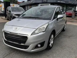 Grau Gebraucht 2015 Peugeot 5008 Active Van / Kleinbus | 10.500 € (Teuer)