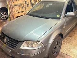 Grau Gebraucht 2002 VW Passat Limousine | 800 € (Superpreis)