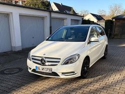 Weiß Gebraucht 2012 Mercedes B200 Van / Kleinbus | 11.890 € (Etwas zu teuer)