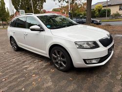 Weiß Gebraucht 2016 Skoda Octavia Active Kombi | 9.200 € (Fairer Preis)