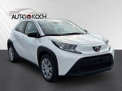 Weiß Gebraucht 2024 Toyota Aygo Business Edition Kleinwagen | 15.390 €