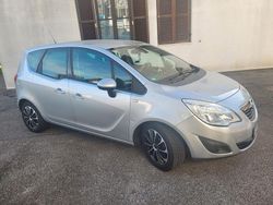 Silber Gebraucht 2011 Opel Meriva Design Edition Van / Kleinbus | 3.800 € (Fairer Preis)
