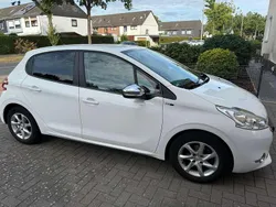 Weiß Gebraucht 2015 Peugeot 208 Style Kleinwagen | 5.800 € (Guter Preis)