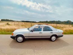 Silber Gebraucht 1989 Mercedes E300 Limousine | 15.000 €