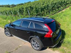Schwarz Gebraucht 2017 Volvo V60 CC Momentum Kombi | 20.500 € (Guter Preis)