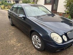 Blau Gebraucht 2003 Mercedes E200 Classic Limousine | 2.900 € (Fairer Preis)