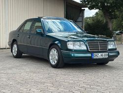 Grün Gebraucht 1995 Mercedes E220 Limousine | 13.950 €