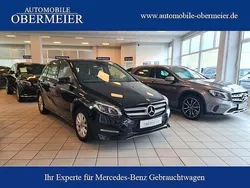 Schwarz (kosmosschwarz) Gebraucht 2019 Mercedes B200 Style Van / Kleinbus | 18.950 € (Fairer Preis)