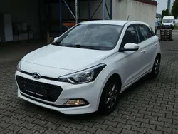 Weiß Gebraucht 2016 Hyundai i20 Limousine | 5.500 € (Fairer Preis)