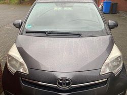 Grau Gebraucht 2013 Toyota Verso-S Club Van / Kleinbus | 5.650 € (Fairer Preis)