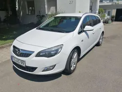Weiß Gebraucht 2011 Opel Astra Innovation Kombi | 2.500 € (Guter Preis)