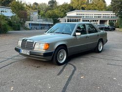 Silber Gebraucht 1991 Mercedes E230 Limousine | 7.990 €