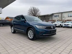 Nightshade blue metallic Gebraucht 2021 VW Tiguan Life SUV | 23.155 € (Superpreis)