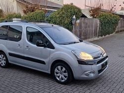 Grau Gebraucht 2012 Citroën Berlingo Exclusive Van / Kleinbus | 5.997 € (Etwas zu teuer)