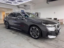Grau Gebraucht 2024 BMW 520 M Sport Limousine | 48.444 € (Guter Preis)