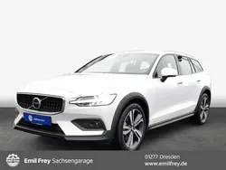 Crystal weißperleffekt Gebraucht 2023 Volvo V60 CC Plus Kombi | 40.450 € (Guter Preis)