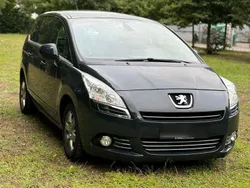 Grau Gebraucht 2011 Peugeot 5008 Van / Kleinbus | 6.890 € (Fairer Preis)