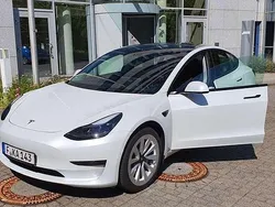 Weiß Gebraucht 2021 Tesla Model 3 Standard Range Plus Limousine | 26.499 € (Etwas zu teuer)