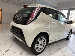 Weiß Gebraucht 2016 Toyota Aygo X-play Kleinwagen | 6.699 € (Fairer Preis)