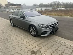 Grau Gebraucht 2019 Mercedes E220 AMG line Limousine | 29.999 € (Fairer Preis)
