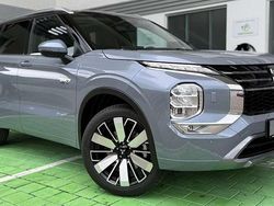 Grau Neu 2025 Mitsubishi Outlander P-HEV Top SUV | 55.950 € (Teuer)
