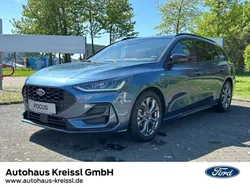 Blau Gebraucht 2024 Ford Focus ST-Line X Limousine | 31.980 €