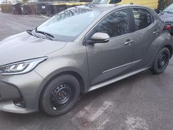 Grau Gebraucht 2021 Toyota Yaris Club Limousine | 17.900 € (Fairer Preis)