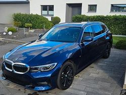 Blau Gebraucht 2019 BMW 330 Sport Line Kombi | 32.000 € (Teuer)