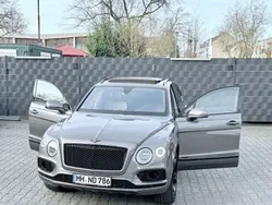 Grau Gebraucht 2017 Bentley Bentayga SUV | 104.900 € (Teuer)
