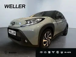 Urban khaki, dach mysticschwarz mica (gruen) Neu 2025 Toyota Aygo Play Kleinwagen | 18.990 €